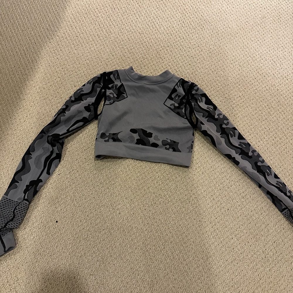 Lone Star crop top cut out long sleeve size M grey and black Camo
